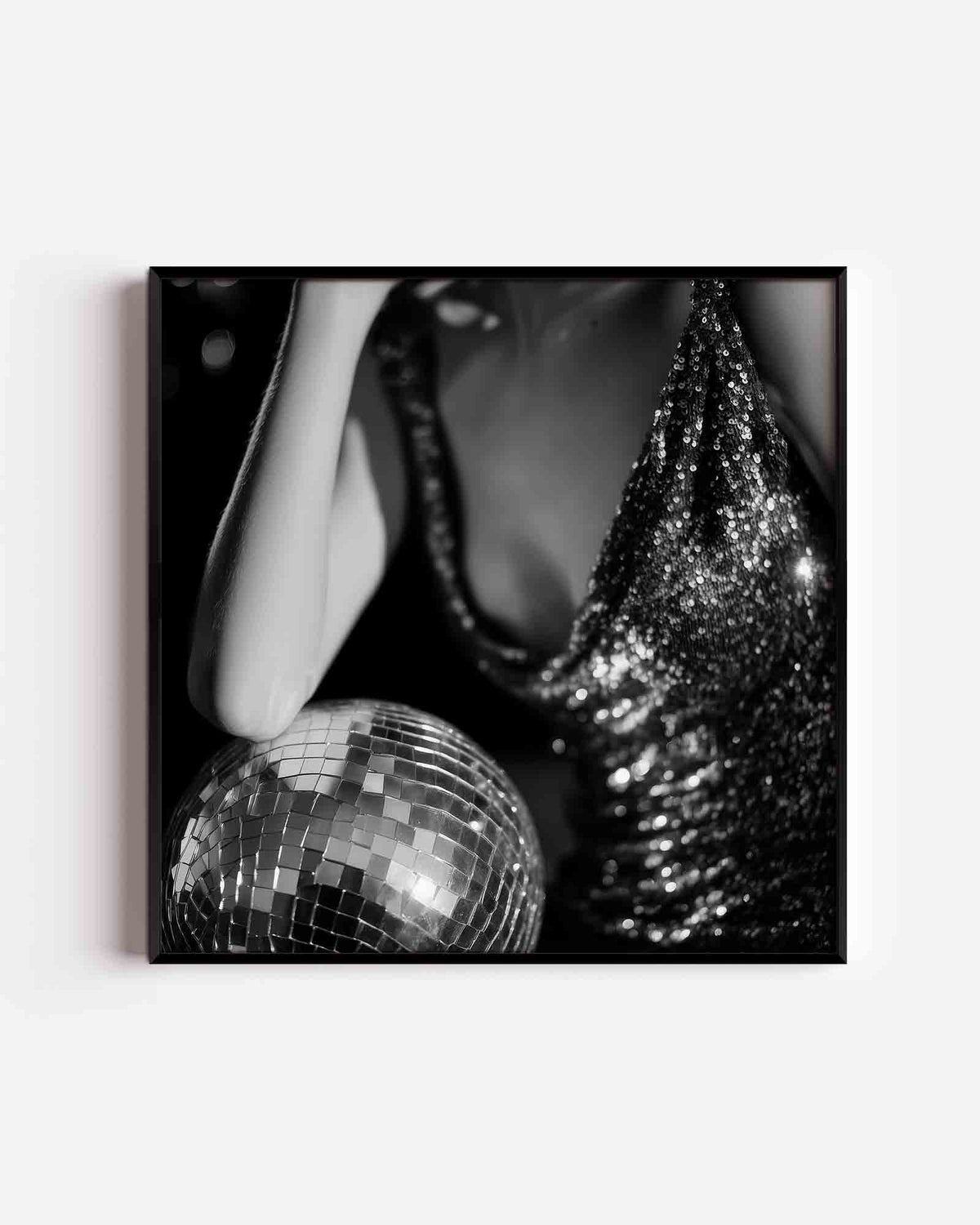 Glinsterende jurk en discobal – Pop Art vierkante poster als wanddecoratie
