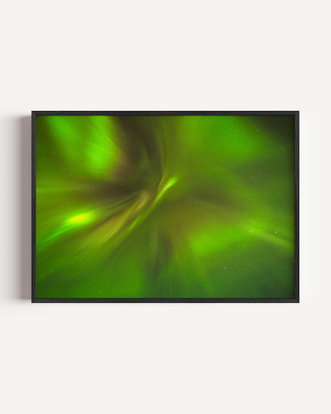 Hemelse lichtstralen poster – liggende wanddecoratie – deze poster toont een dynamisch spel van groene lichtstralen tegen een
