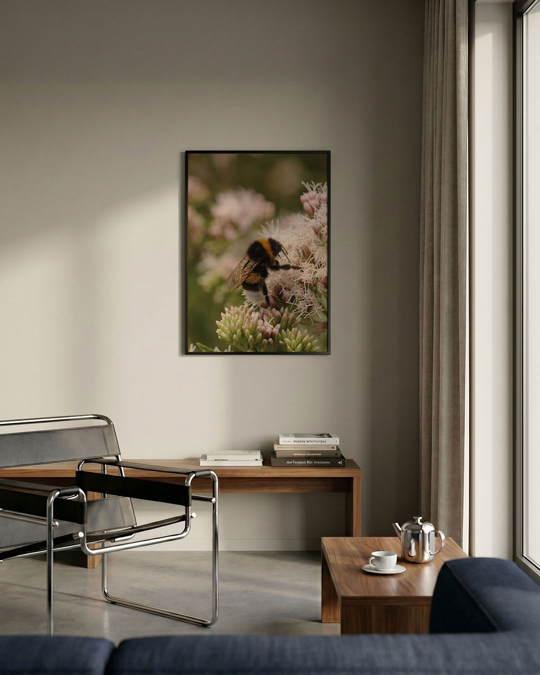 Bij op bloem poster – detailweergave – een bij zit op een bloem, omringd door delicate bloemblaadjes en groene bladeren. De