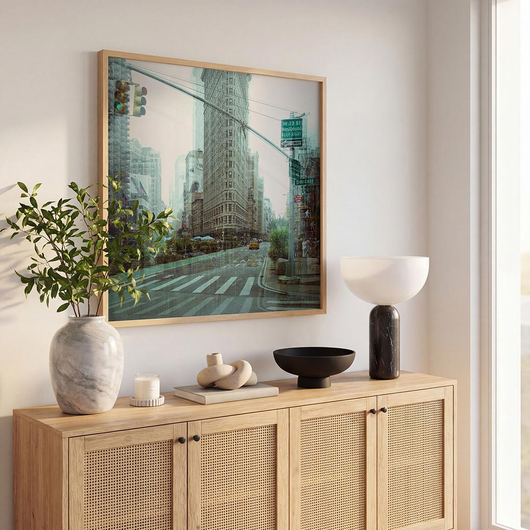 Stedelijke droom poster – tweede productweergave – deze poster toont een drukke stadsstraat met een opvallend gebouw. De