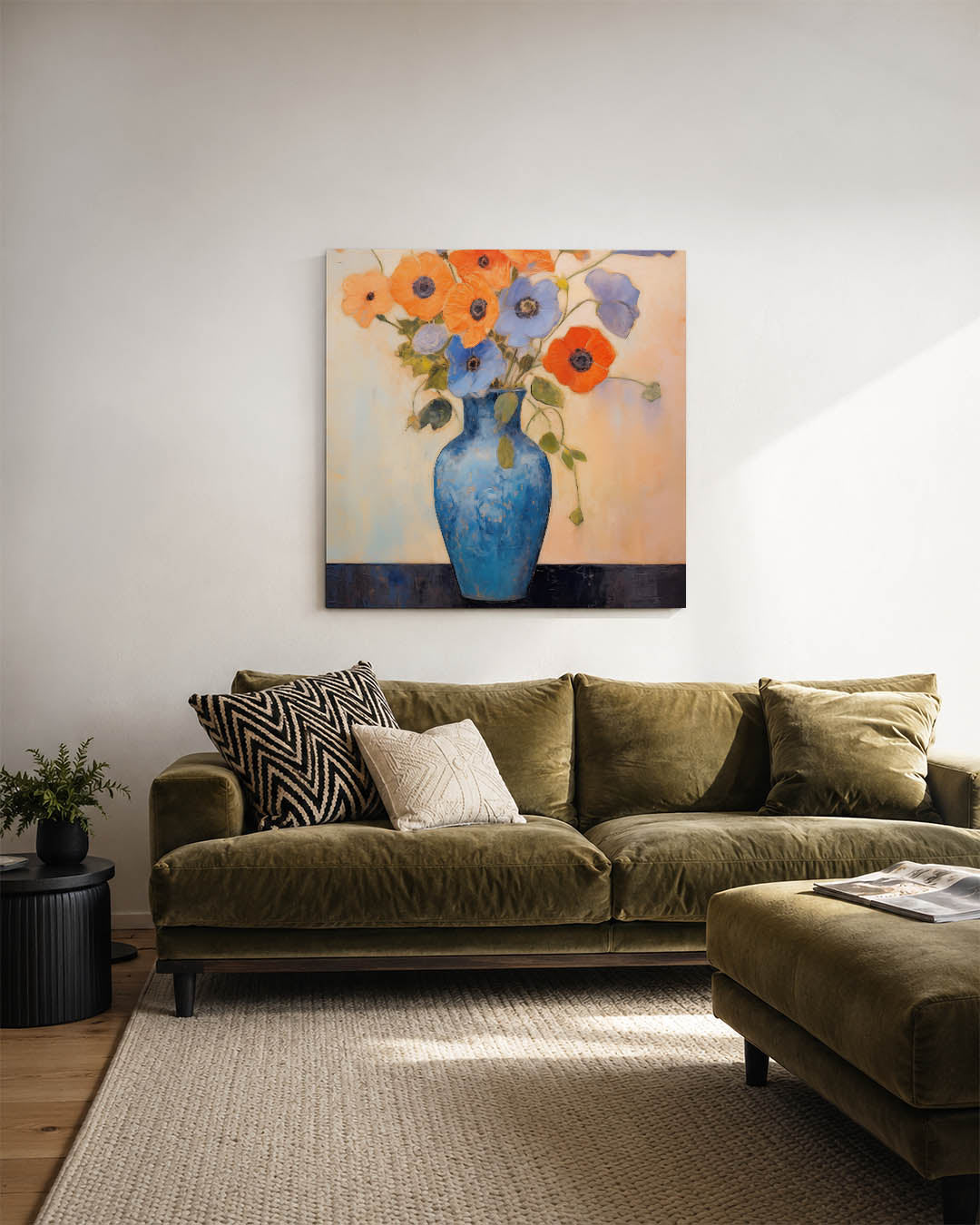 Bloemen in vaas kunstwerk – sfeerbeeld – dit werk toont een blauwe vaas met oranje en blauwe bloemen tegen een zachte