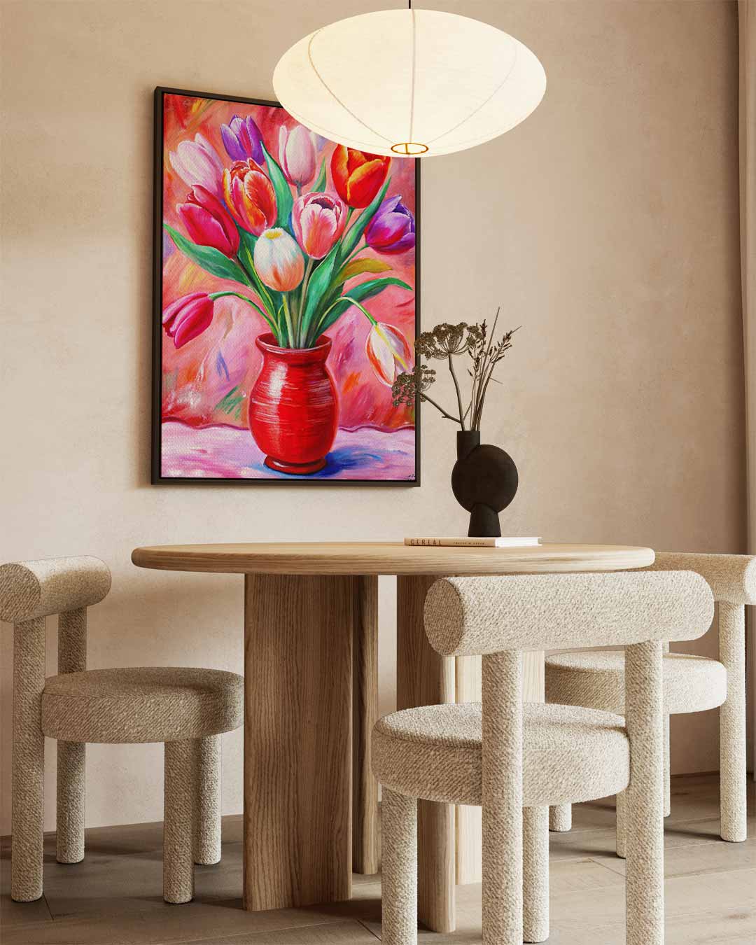 Kleurrijke Tulpen in Rode Vaas – staande wandkunst voor woonkamer of interieur