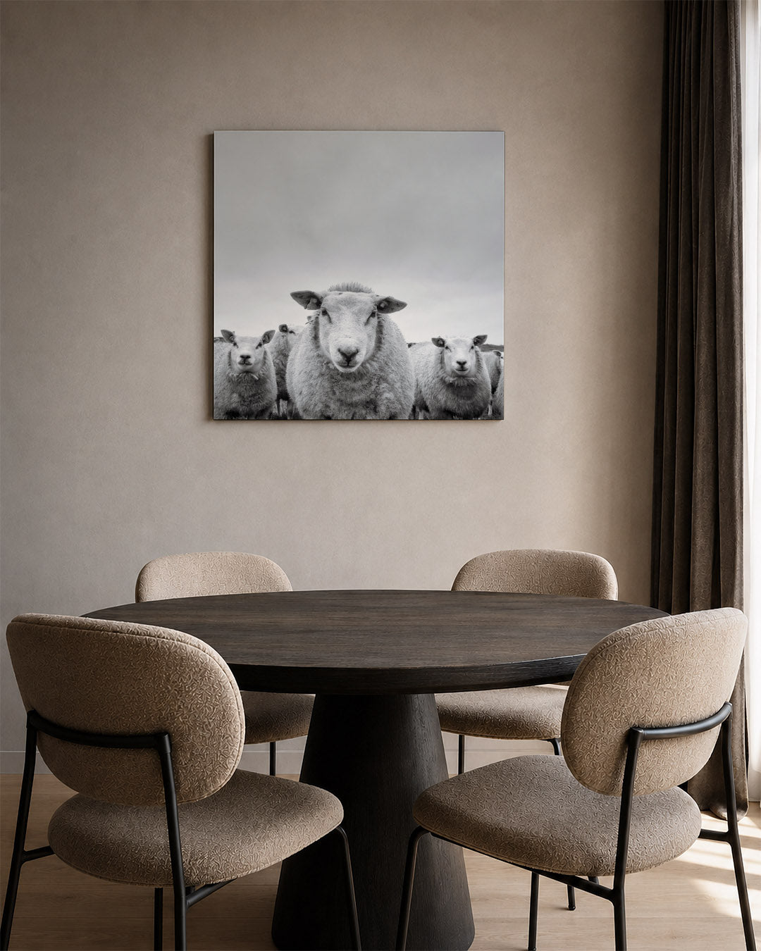 Schapenportret kunstwerk – tweede productweergave – deze kunstwerk toont een groep schapen met een centraal schaap prominent
