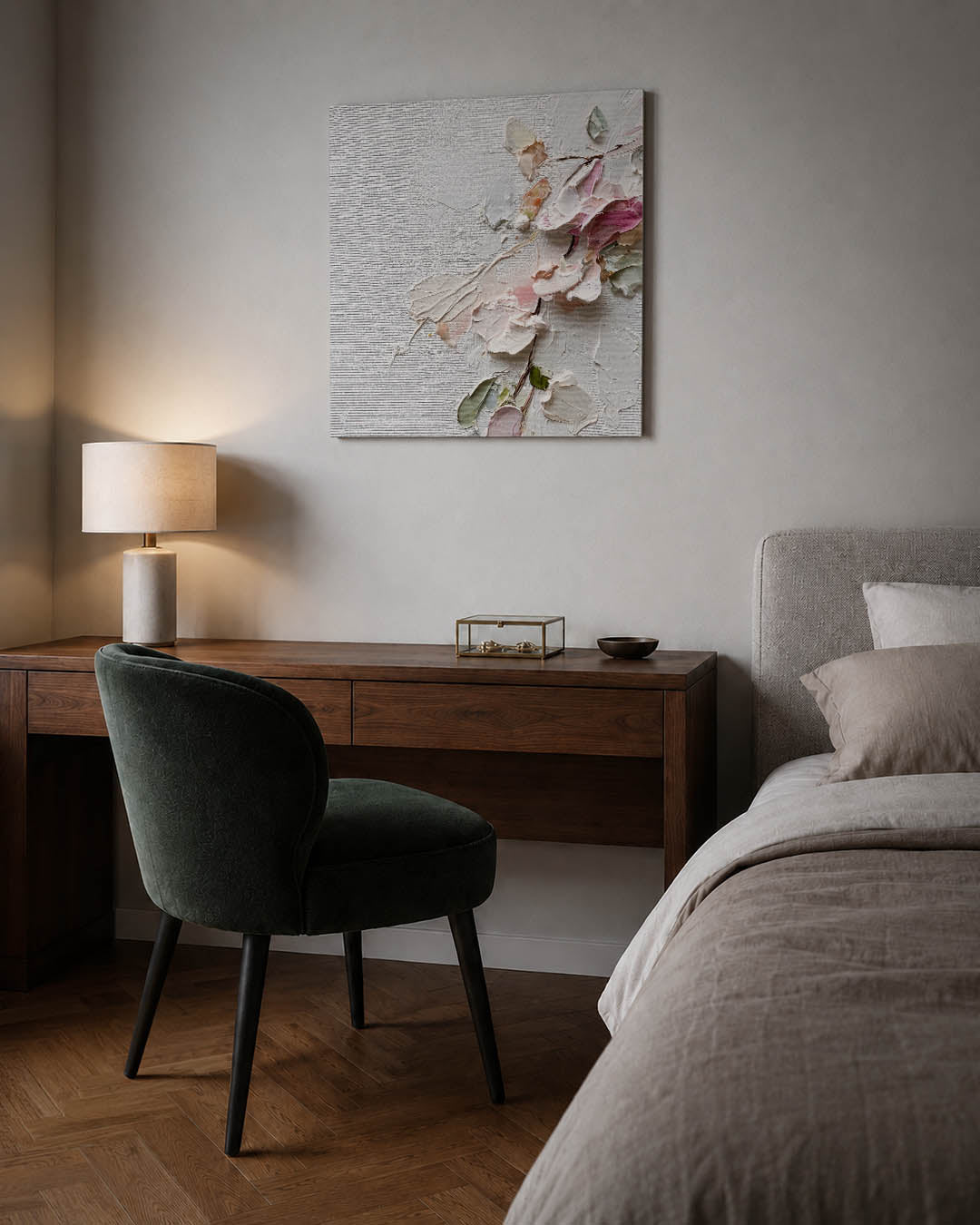 Bloemtextuur op doek kunstwerk – sfeerbeeld – dit werk toont een subtiele compositie van bloemen in zachte tinten, met een