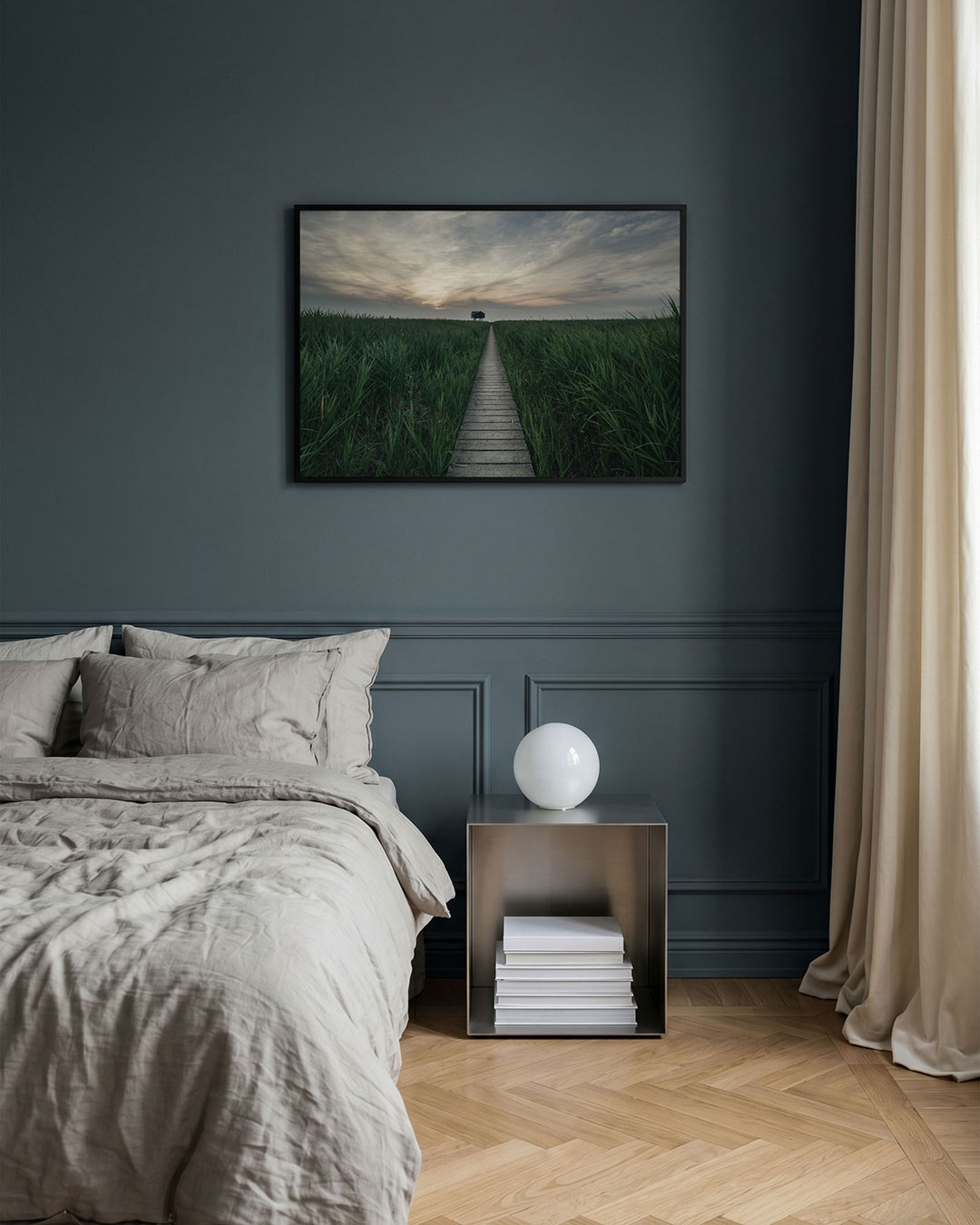 Rustige landschapspad poster – detailweergave – een houten pad leidt door groene velden naar een silhouet van een huisje