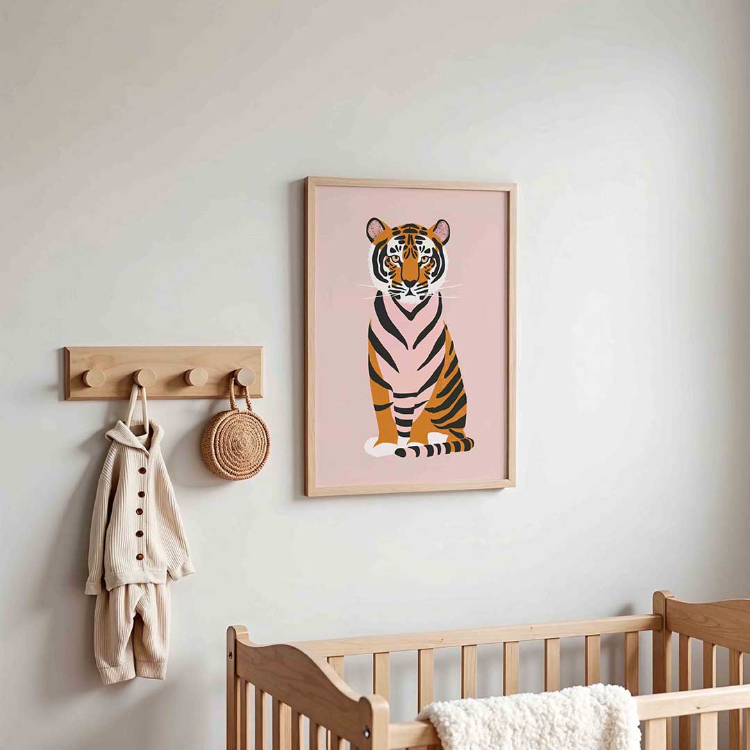 Tijger op roze achtergrond – kinderposter in staand formaat