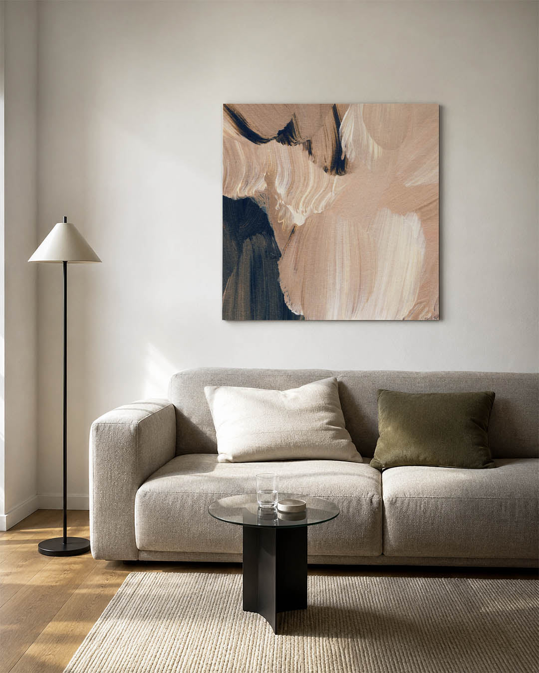 Organische penseelstreken kunstwerk – detailweergave – dit kunstwerk toont vloeiende penseelstreken in beige en zwart, met