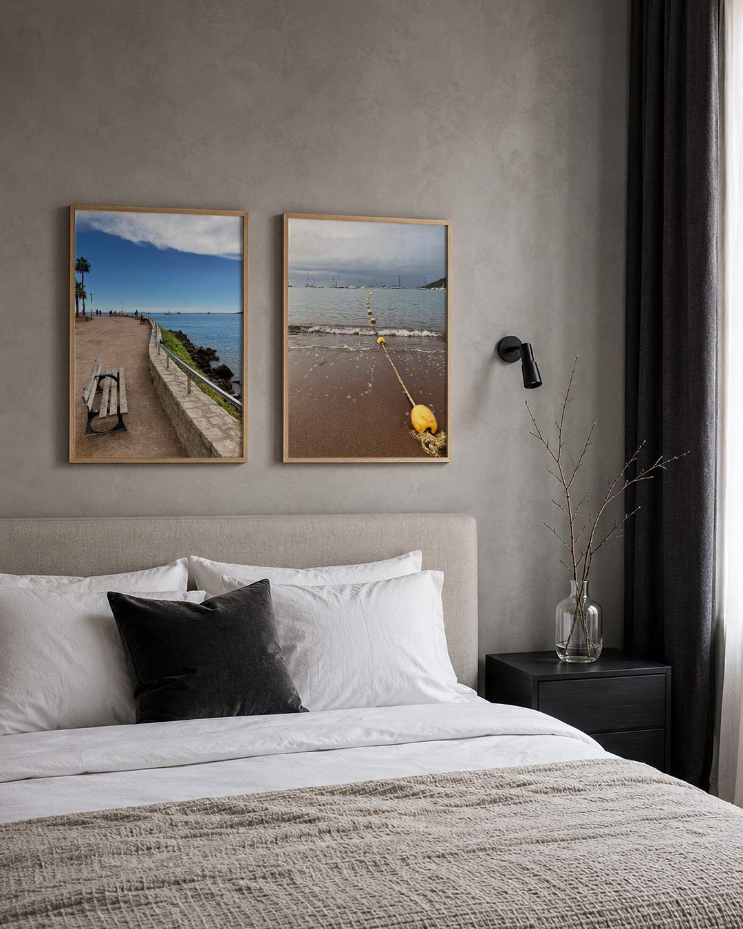 Kustlijn en horizon posterset – derde productweergave – een kronkelend pad langs de kust met een helderblauwe lucht en zee.