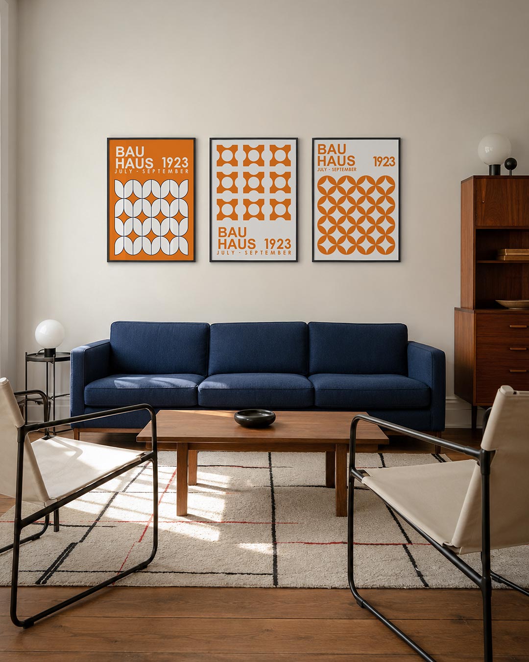 Vorm en kleur driedelige posterset – deze posterset in drie delen toont een levendige oranje achtergrond met witte