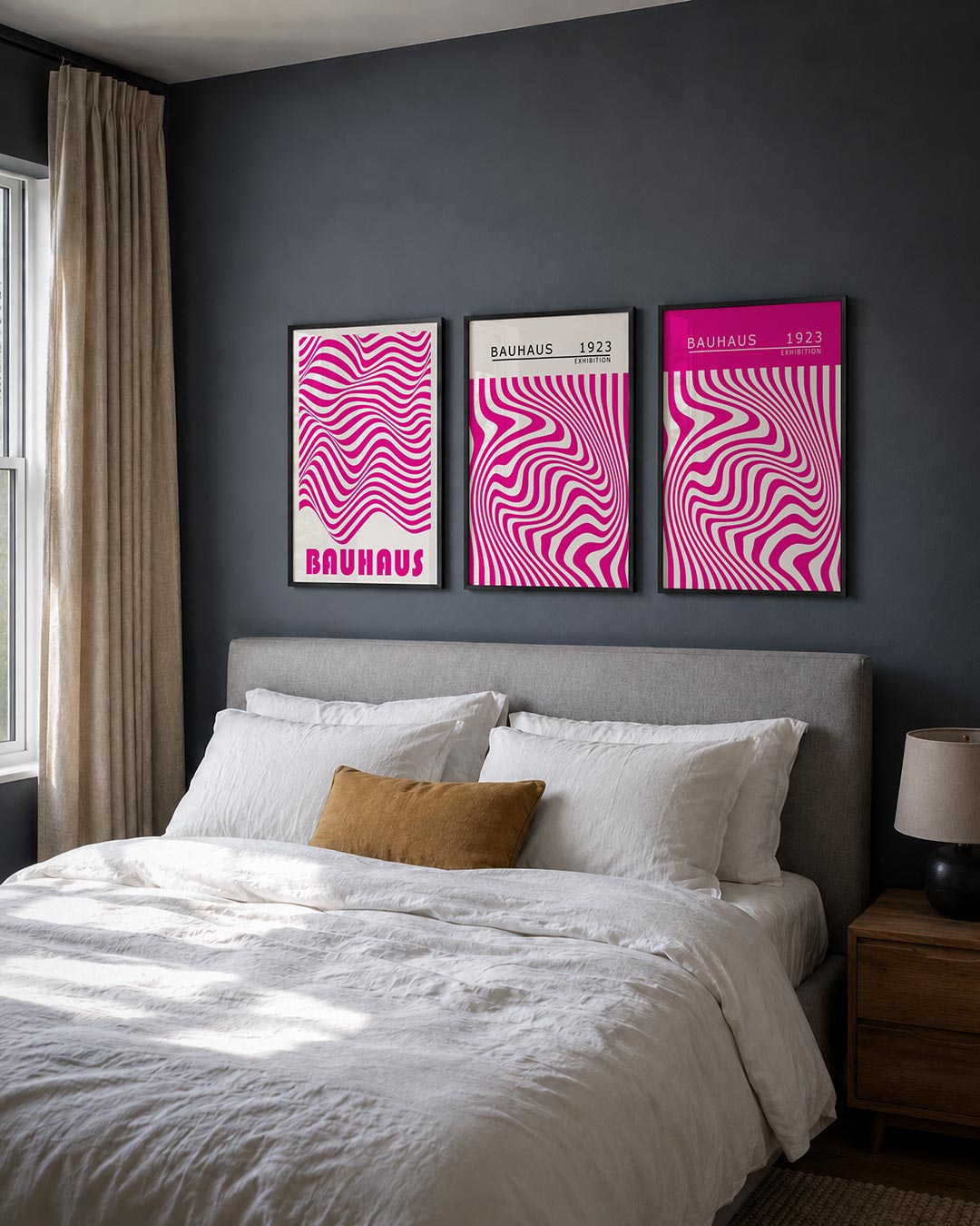 Golvend lijnenspel posterset – detailweergave – deze posterset in drie delen toont levendige roze golvende lijnen op een