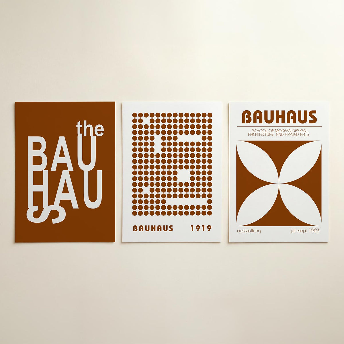 Typografisch spel posterset – detailweergave – witgekleurde letters dansen speels over een warme bruine achtergrond. De