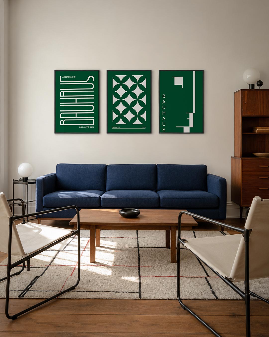 Lijnen en vormen driedelige posterset – wit lijnenspel op een donkergroene achtergrond. Rechte en gebogen lijnen vormen een