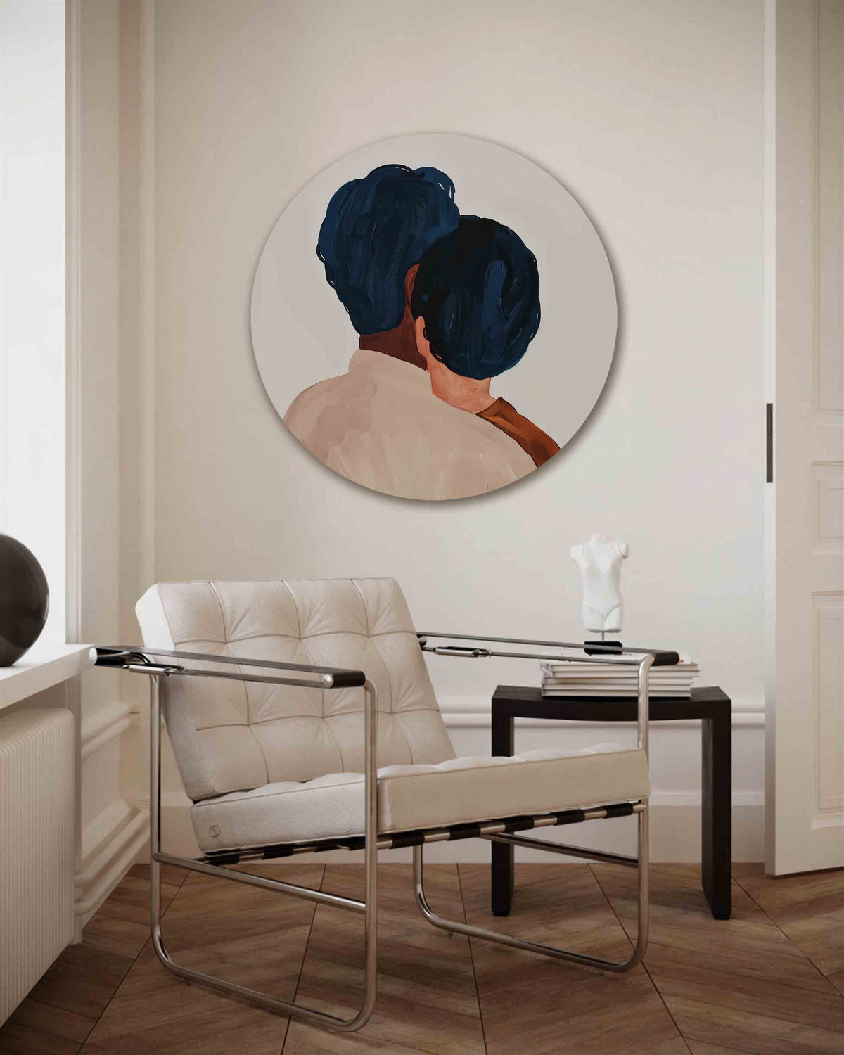 Twee figuren met blauwe kapsels – kleurrijke muurcirkel als ronde wanddecoratie