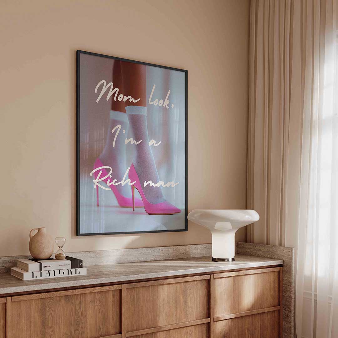 Roze hakken en tekst – kleurrijke Pop Art poster in staand formaat