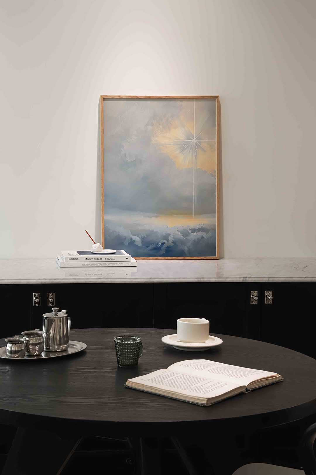 Stralen in wolken – abstracte poster in staand formaat