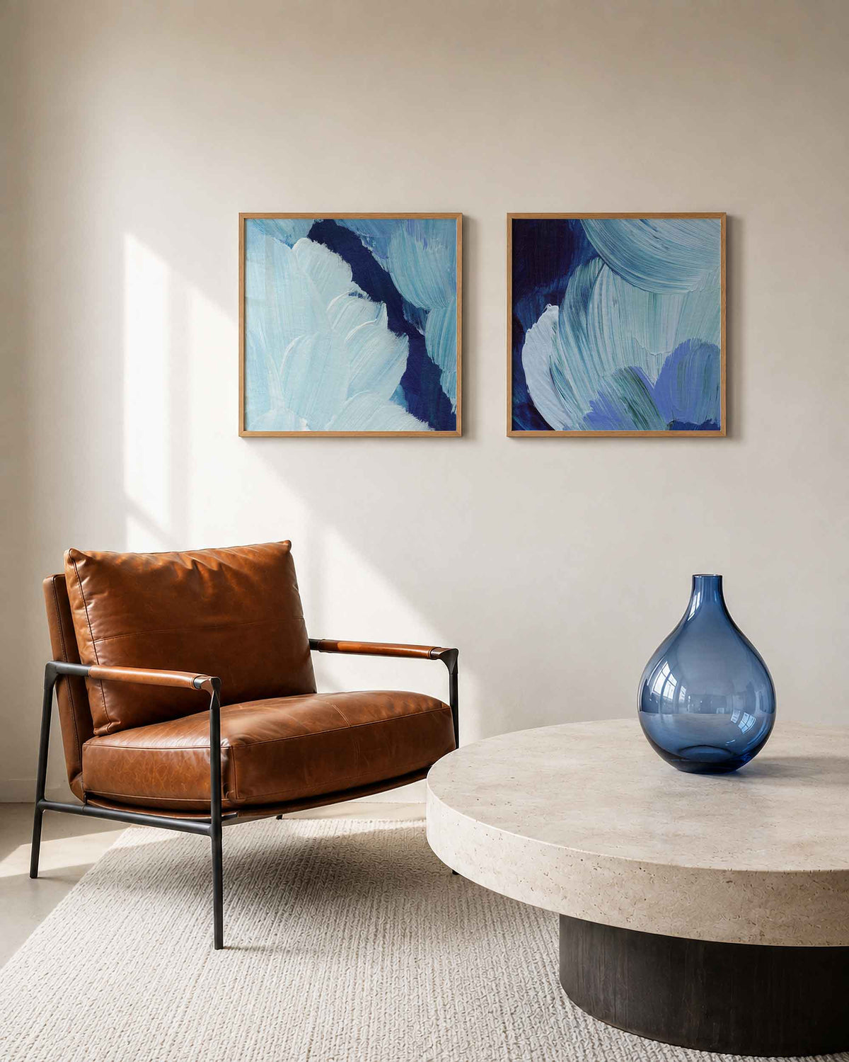 Interieurpresentatie van een tweedelige vierkante posterset met blauwe penseelstreken