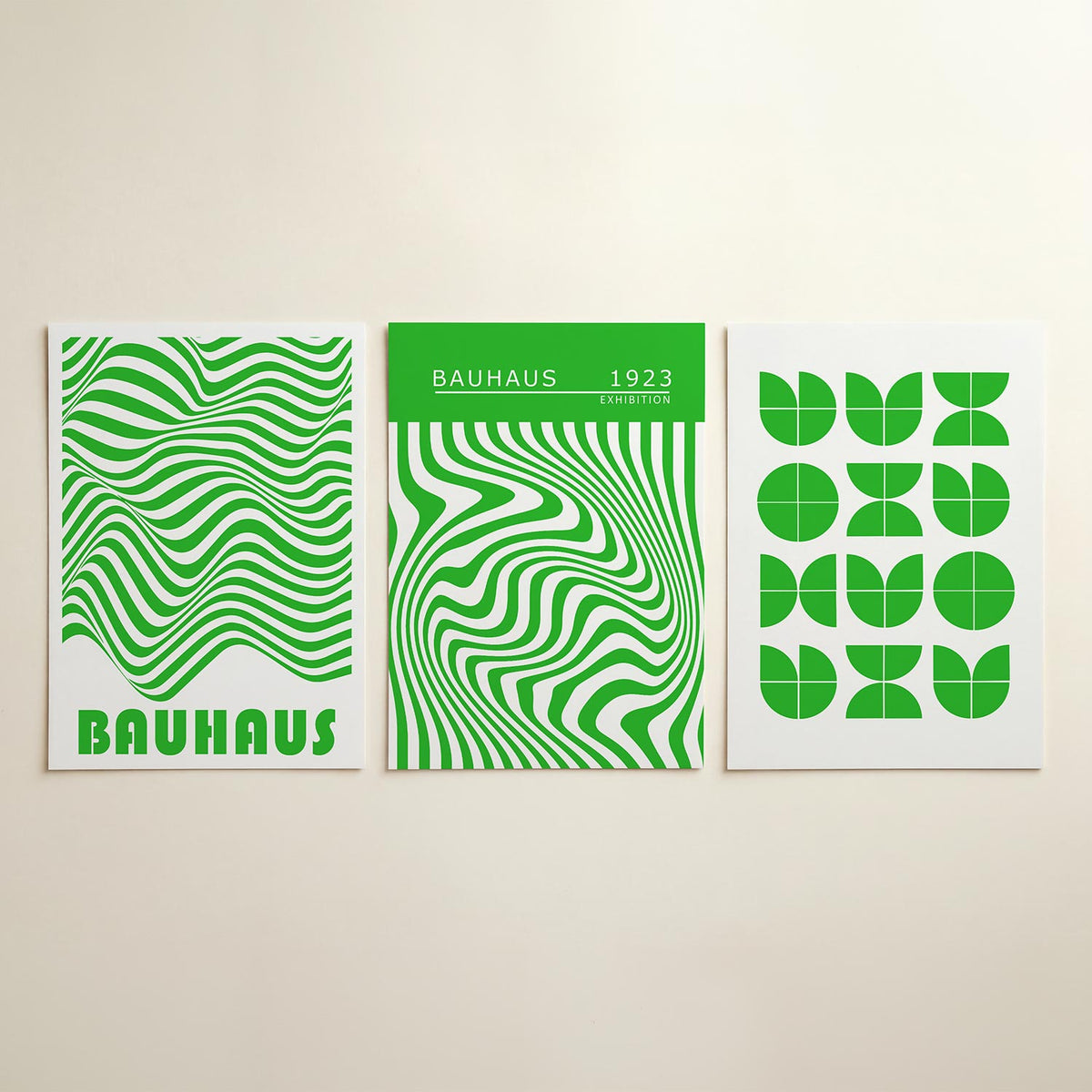 Golvend lijnenspel driedelige posterset in interieur