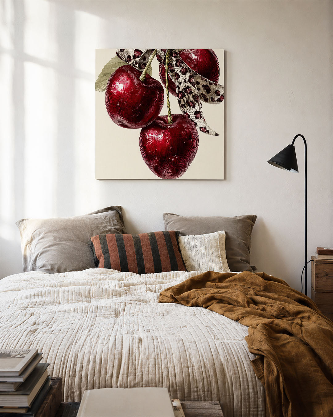 Kersen met lint kunstwerk – detailweergave – dit werk toont drie glanzende rode kersen met een gevlekt lint. De compositie is