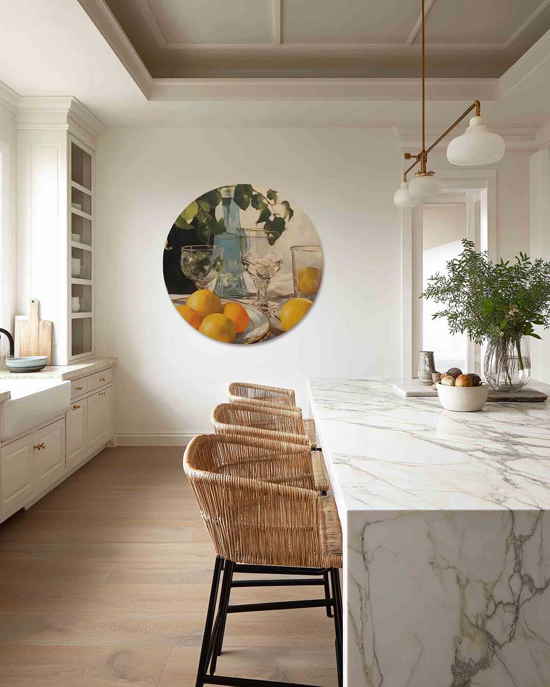 Citrus en glazen – abstracte muurcirkel als ronde wanddecoratie