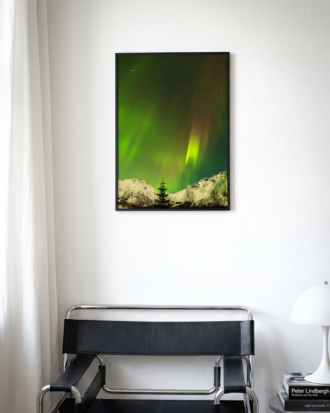 Noorderlicht landschap poster – derde productweergave – deze poster toont een levendig noorderlicht boven een besneeuwd