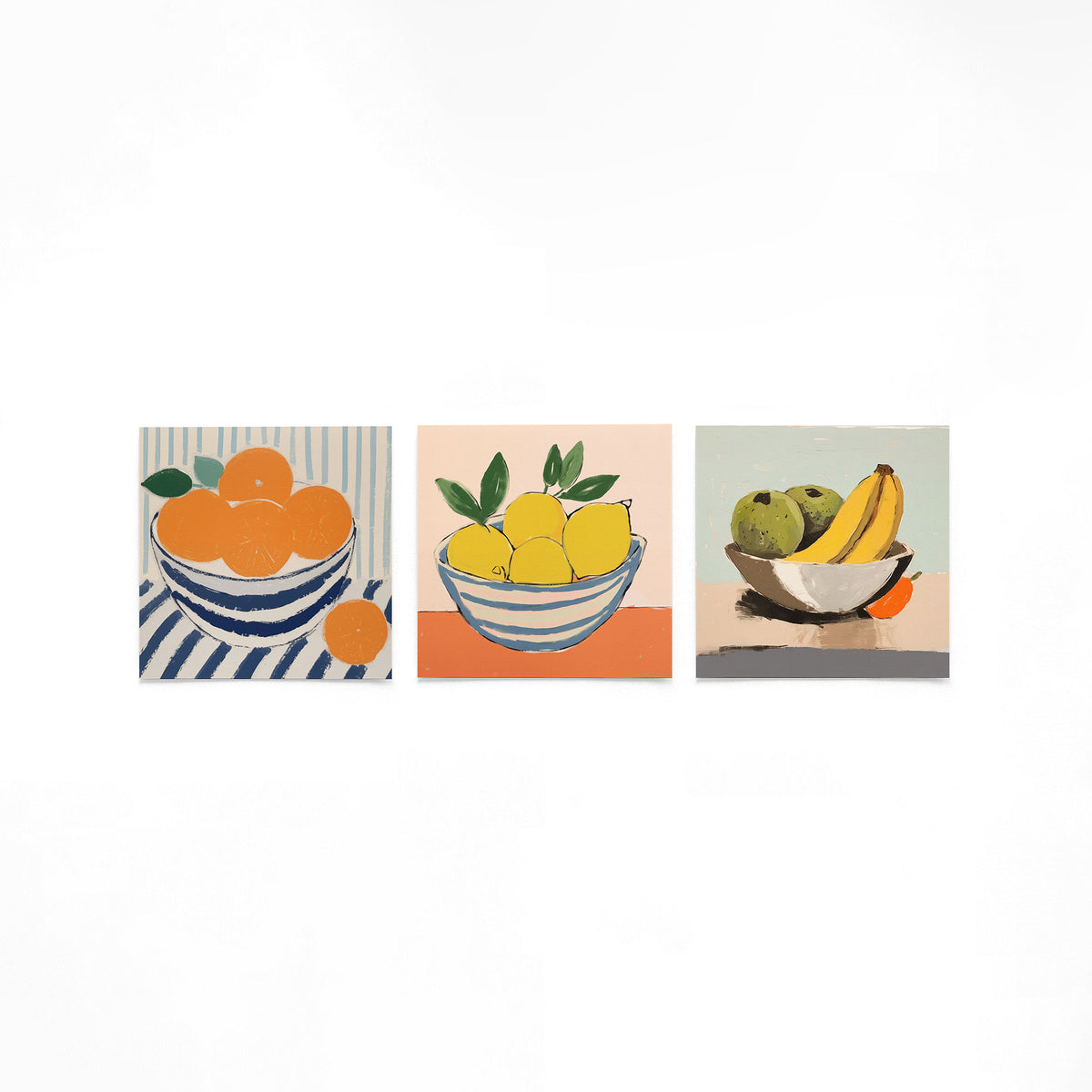 Drie vierkante posters met citrus en fruit op een gebroken witte achtergrond