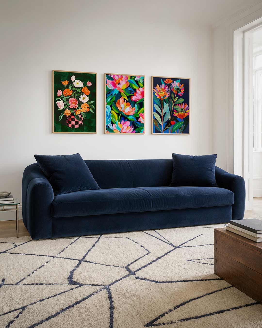 Bloemrijke vormen driedelige posterset – een levendige bloemencompositie met roze en oranje bloemen