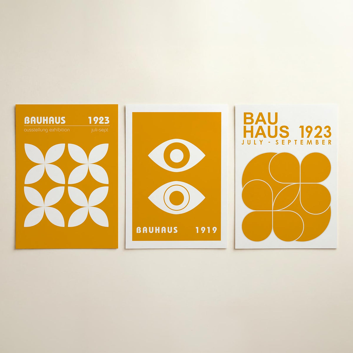 Vorm en kleur posterset – detailweergave – deze posterset in drie delen toont een levendig spel van witte bloemachtige vormen