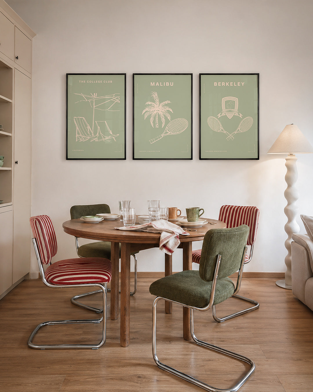 Lijnenspel en zachtgroen – deze poster toont een subtiel lijnenspel van ligstoelen en parasols in een