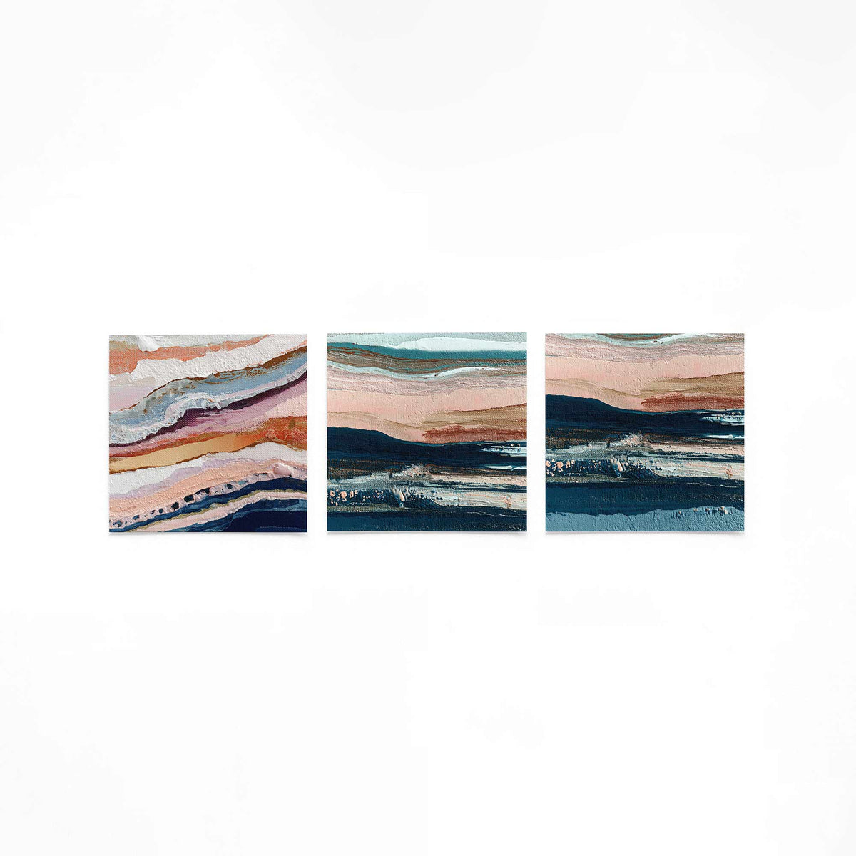 Drie vierkante posters met abstracte kleurlagen op een gebroken witte achtergrond