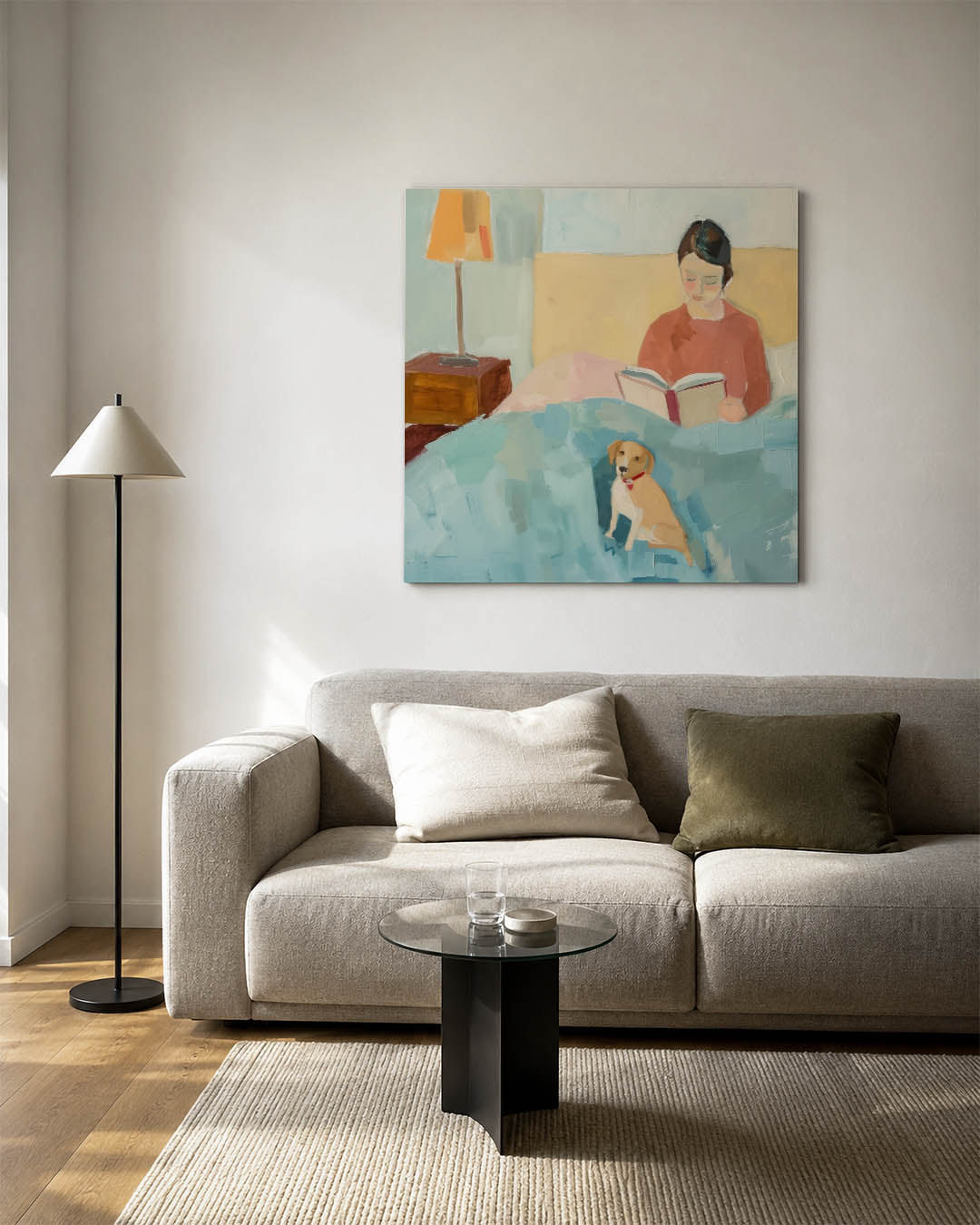Lezende vrouw met hond kunstwerk – vierkante wanddecoratie – een vrouw leest een boek in bed, omringd door zachte kleuren.
