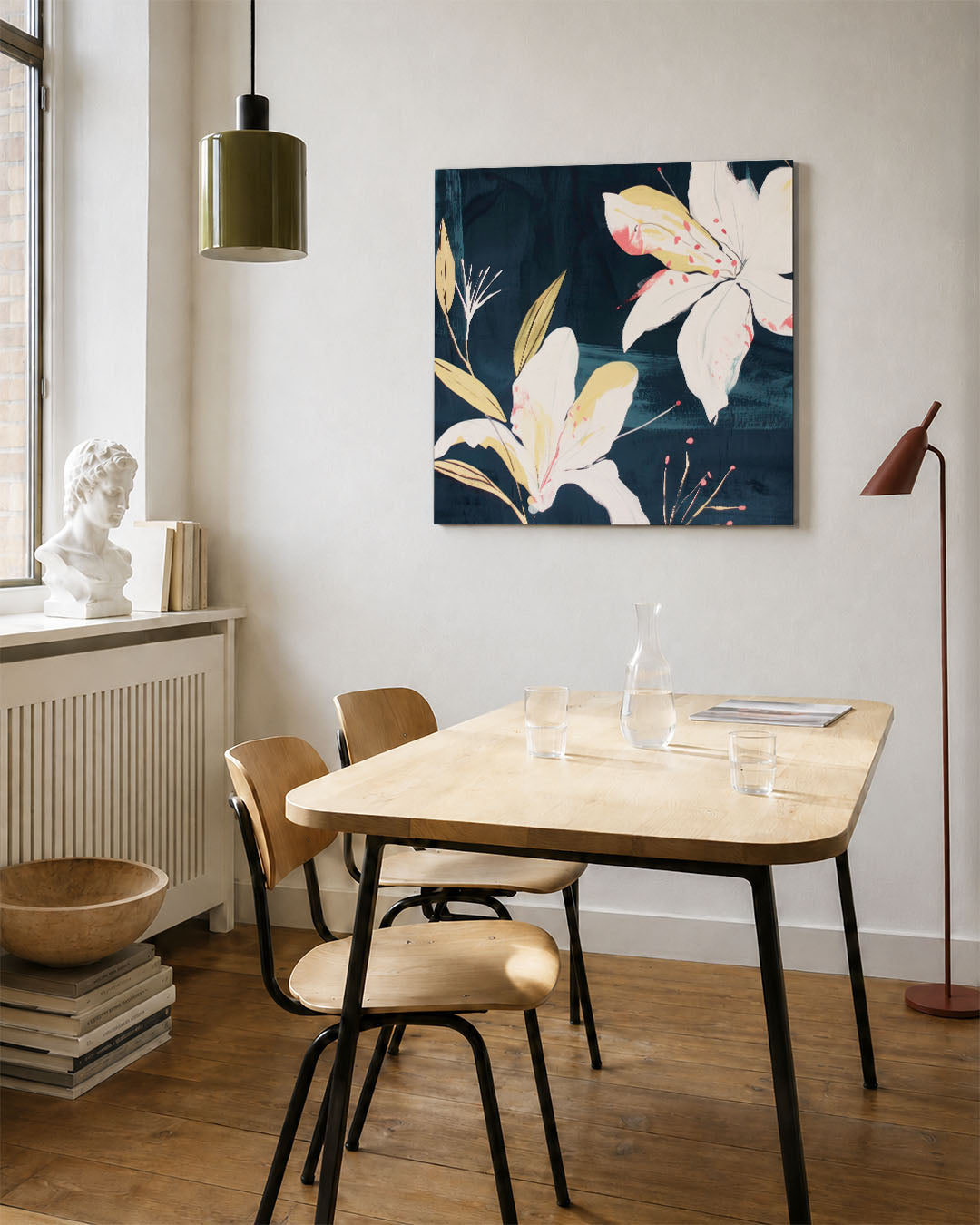 Bloemmotief op donkerblauw kunstwerk – vierkante wanddecoratie – dit werk toont delicate witte bloemen met gele accenten op