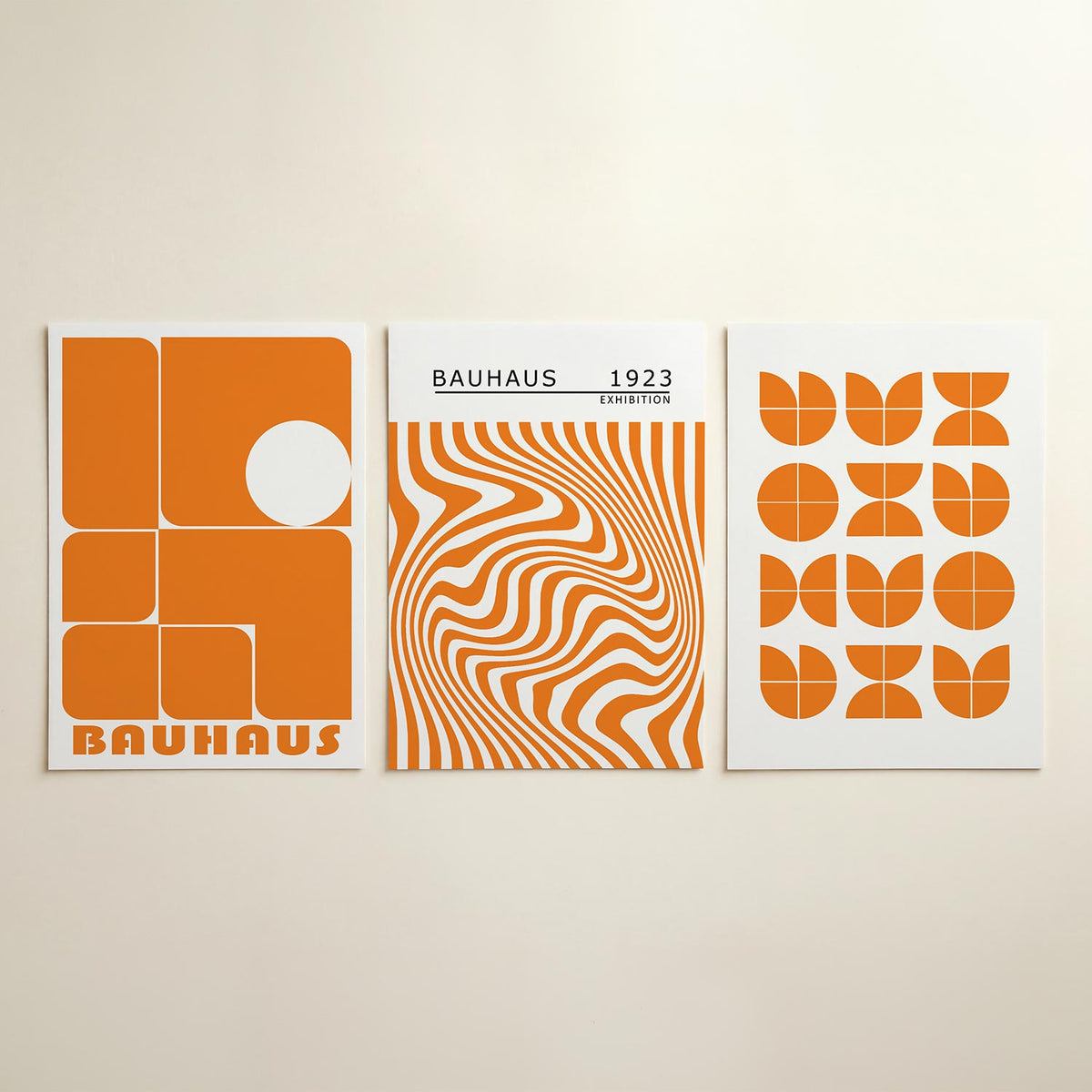 Vormen en vlakken posterset – detailweergave – deze posterset in drie delen toont een levendig spel van oranje rechthoeken en