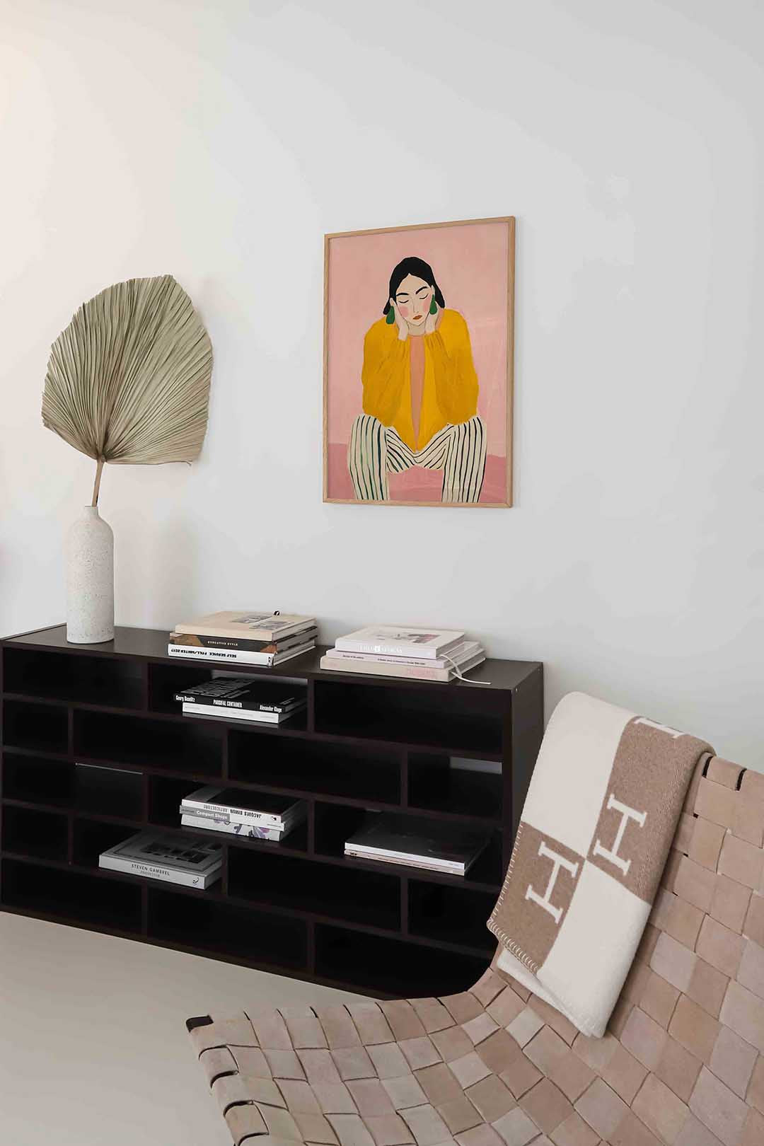 Vrouw in gele trui – staande moderne wanddecoratie van WallArtistic