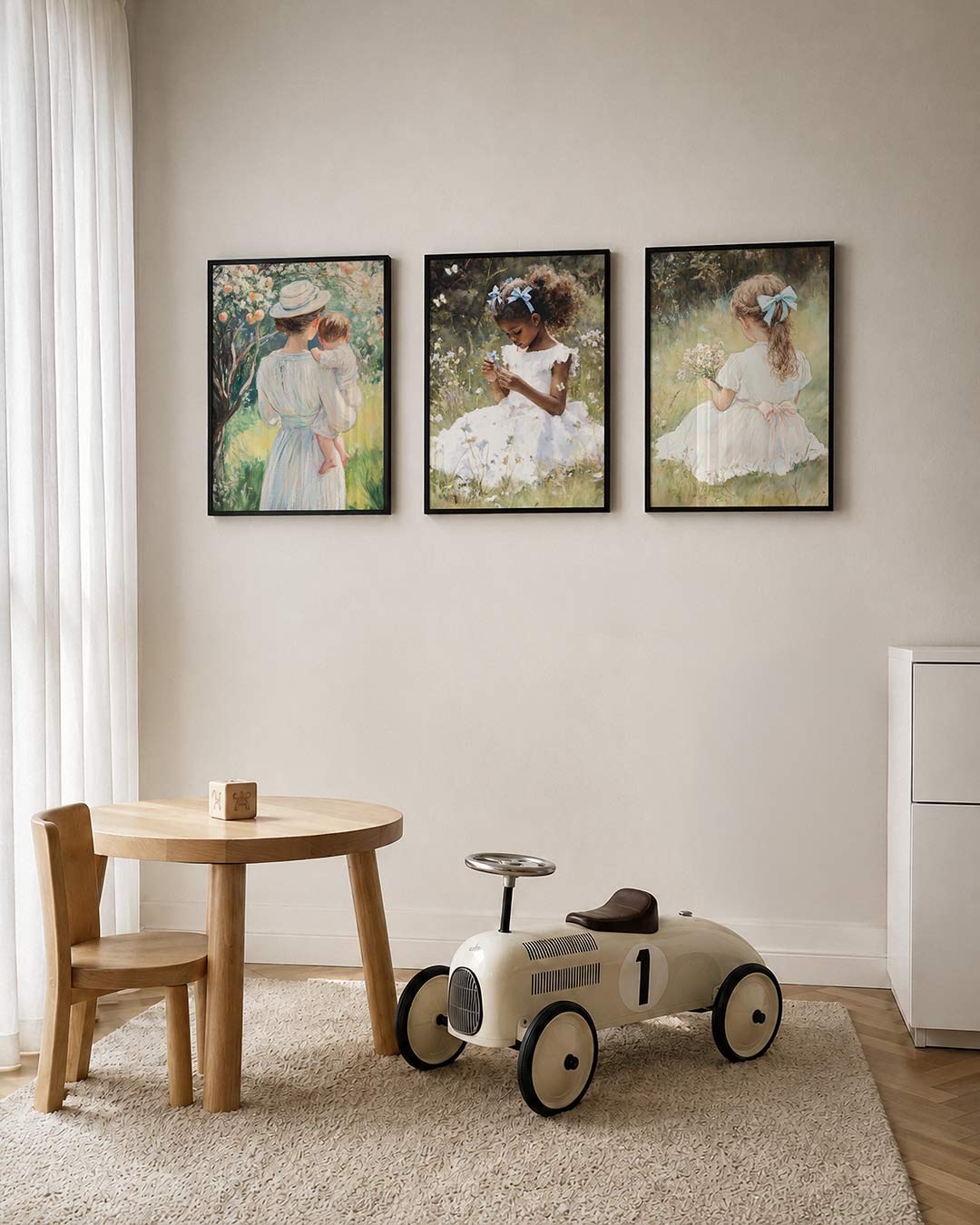 Zachte pastel harmonie posterset – tweede productweergave – een vrouw met kind in zachte tinten, omgeven door bloesems