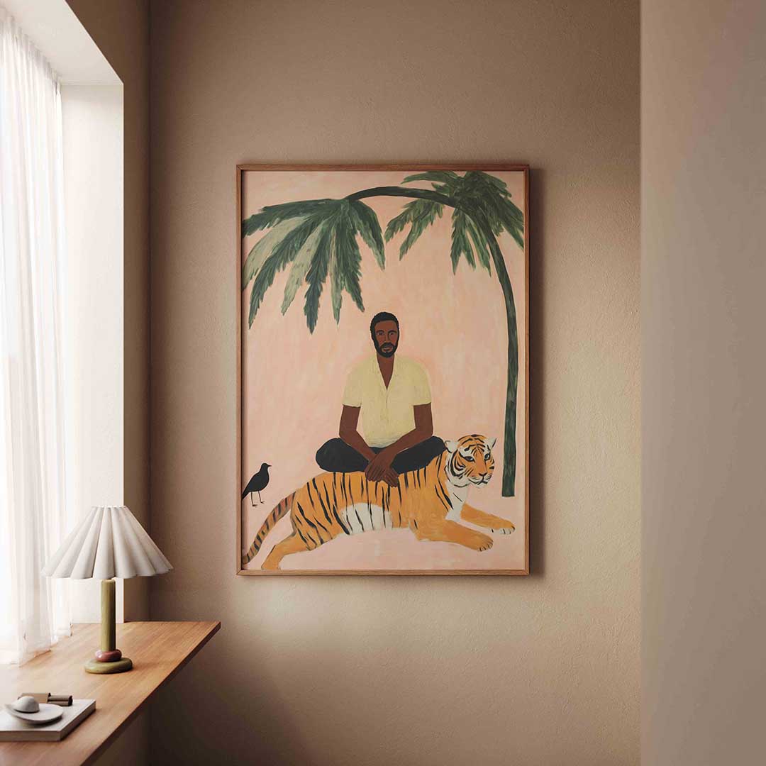 Man met tijger en palm – staande jungle wanddecoratie van WallArtistic