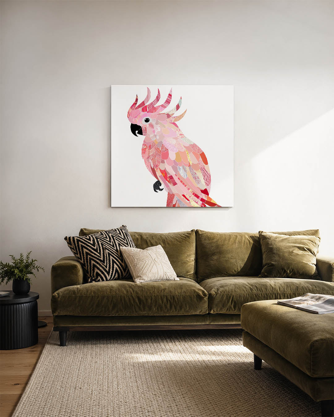 Vrolijke vogel collage kunstwerk – sfeerbeeld – dit werk toont een kleurrijke vogel opgebouwd uit diverse roze en rode
