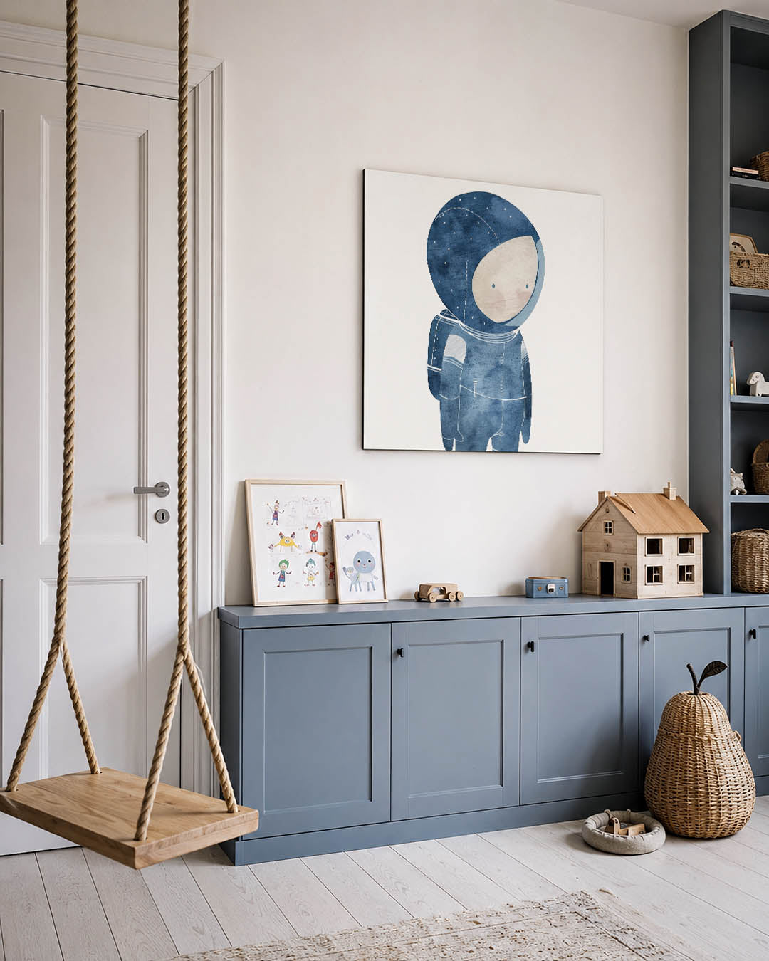 Dromerige ruimtefiguur kunstwerk – vierkante wanddecoratie – een speelse figuur in een blauwe ruimtepak met zachte lijnen en