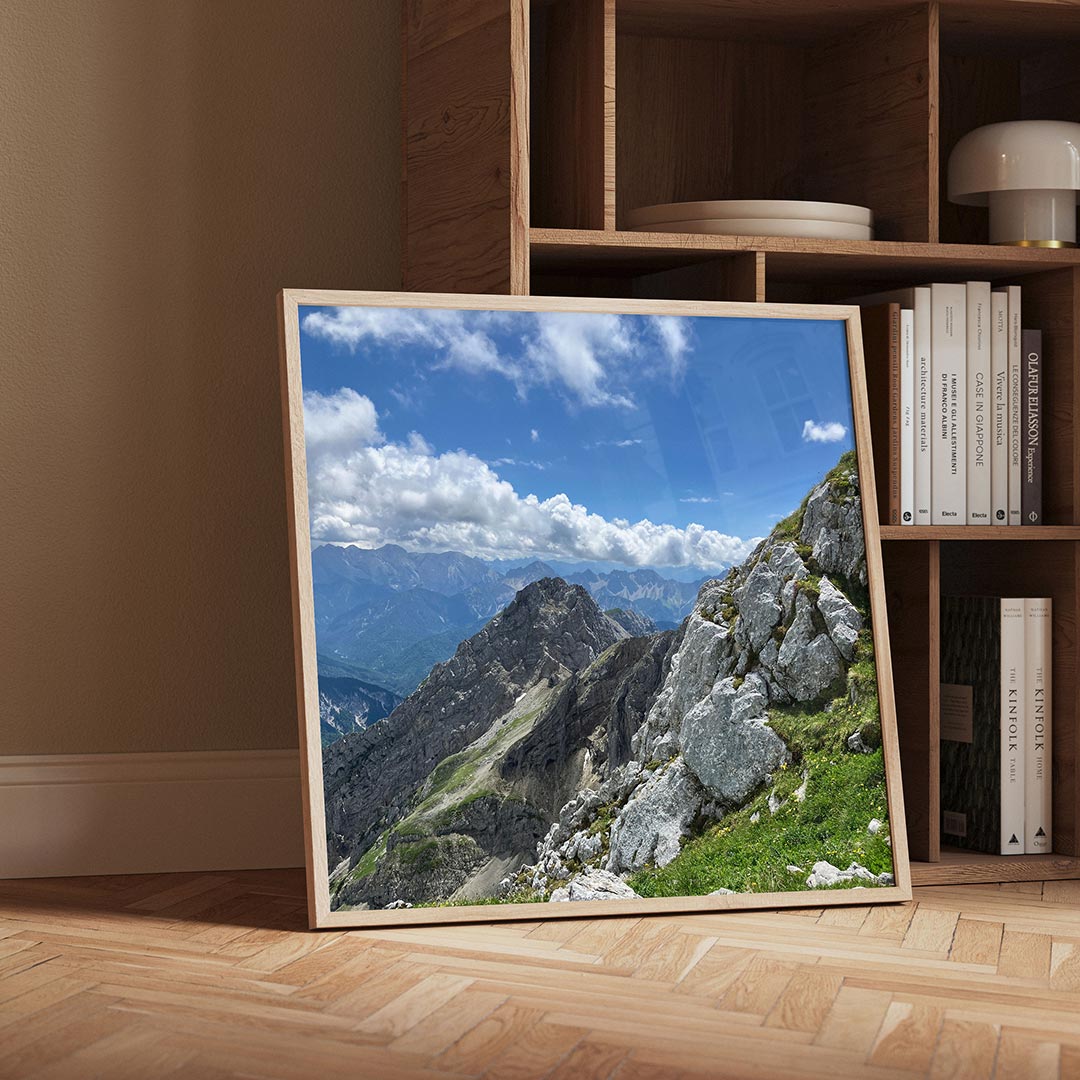 Berglandschap met wolken poster – detailweergave – deze poster toont een indrukwekkend berglandschap met ruige rotsen en een