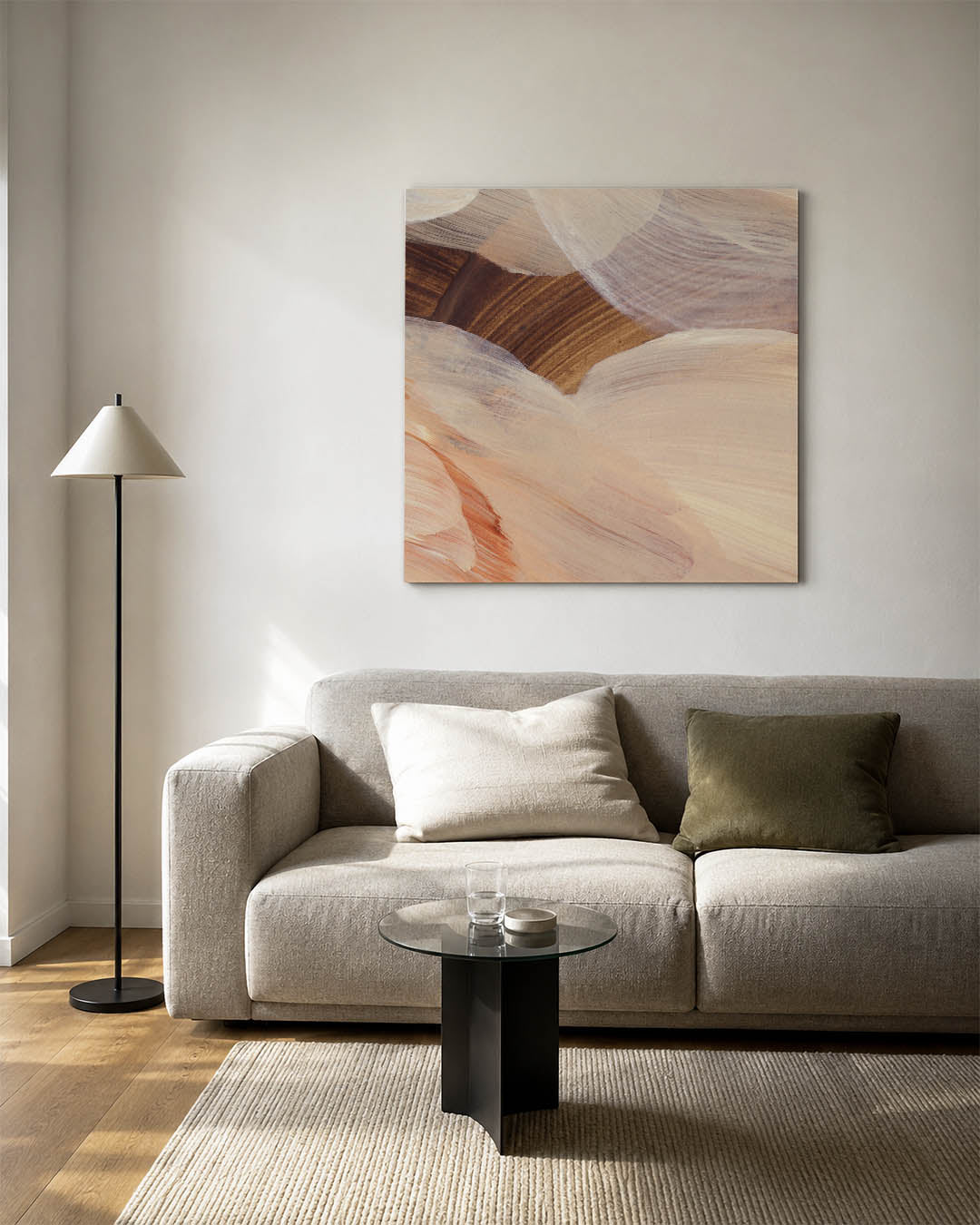 Organische borstelstreken kunstwerk – detailweergave – dit werk toont vloeiende, overlappende borstelstreken in zachte beige