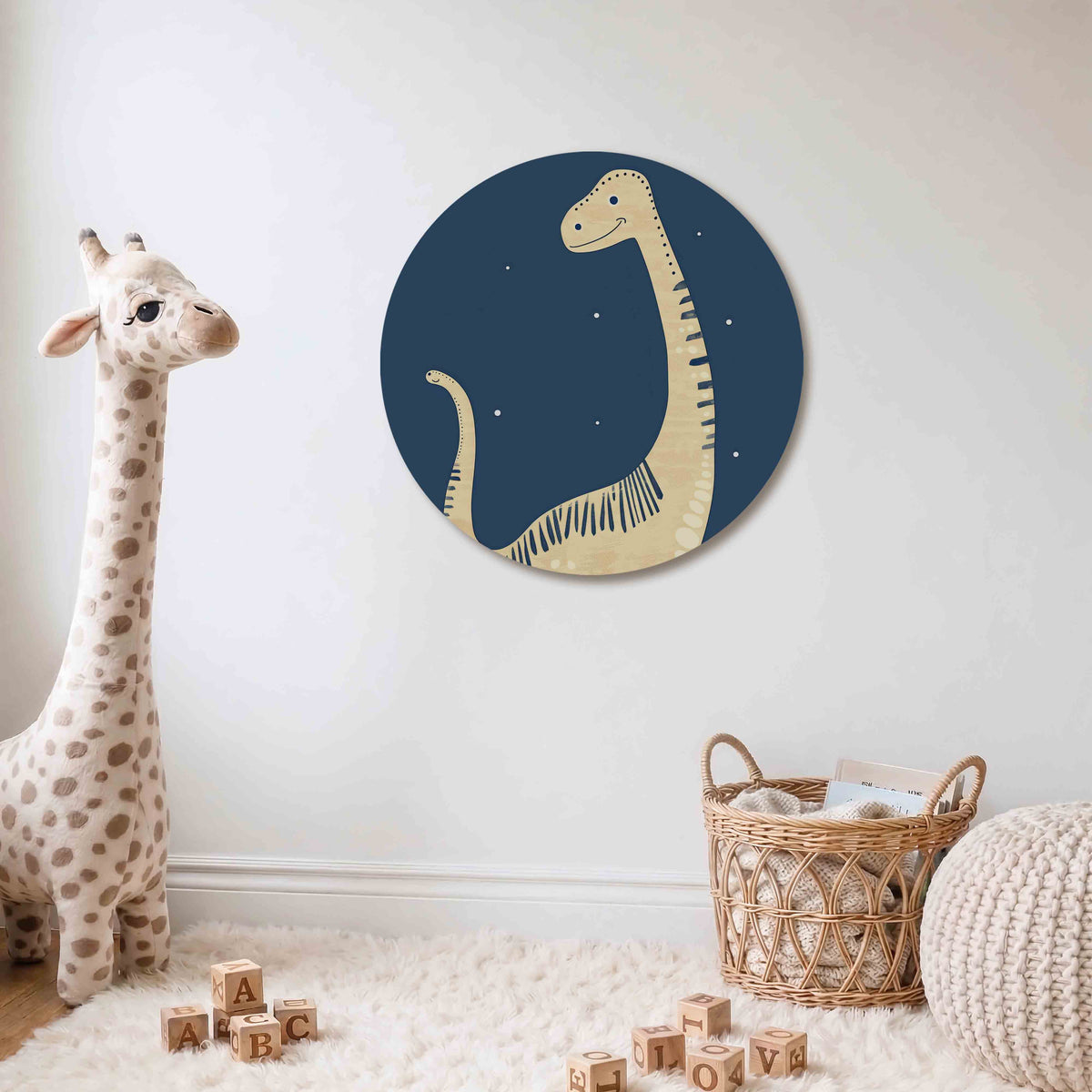 Dinosaurus op blauwe achtergrond Muurcirkel – Een beige dinosaurus met een glimlach tegen een blauwe achtergrond met witte
