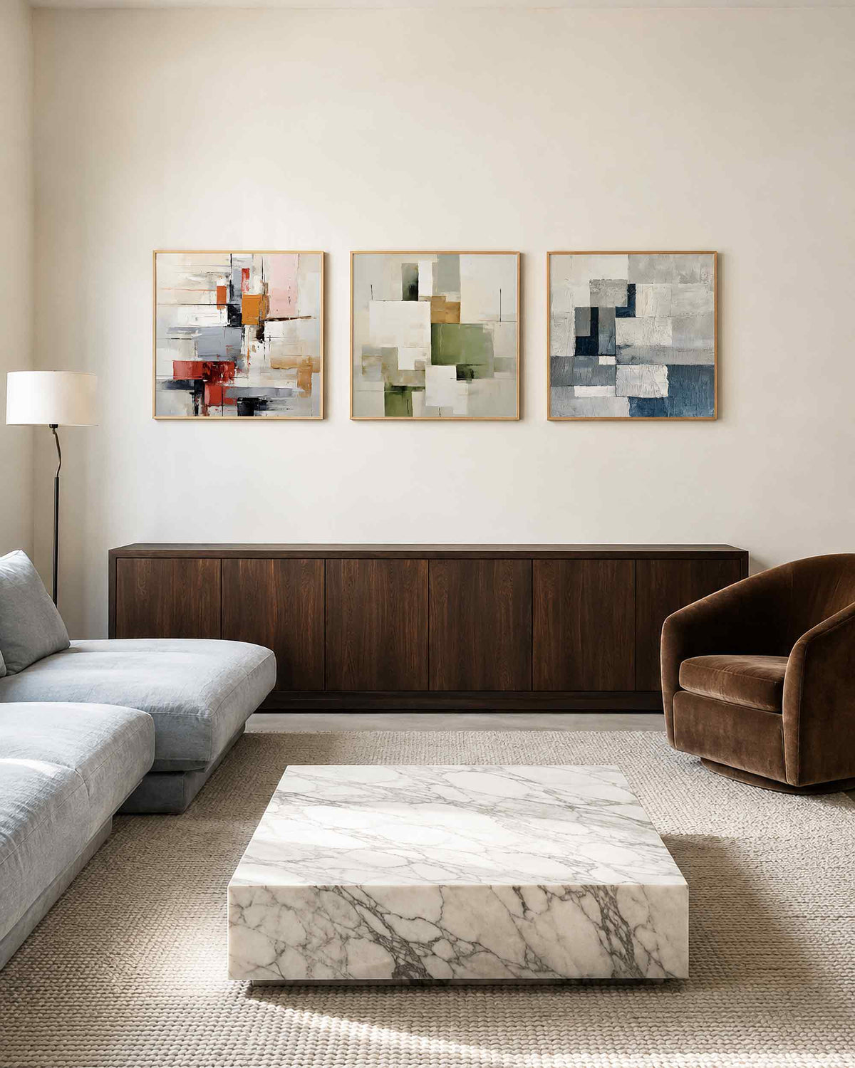 Interieurpresentatie van een driedelige vierkante posterset met abstracte vlakken