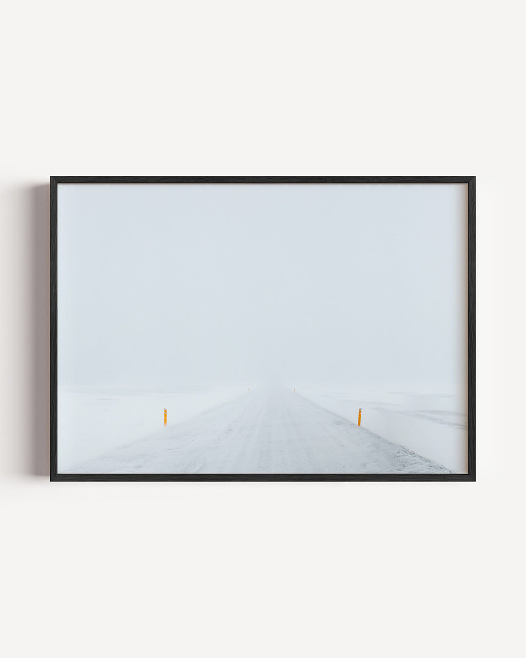 Sneeuwweg poster – liggende wanddecoratie – een eindeloze weg in een besneeuwd landschap, omgeven door een mistige witte