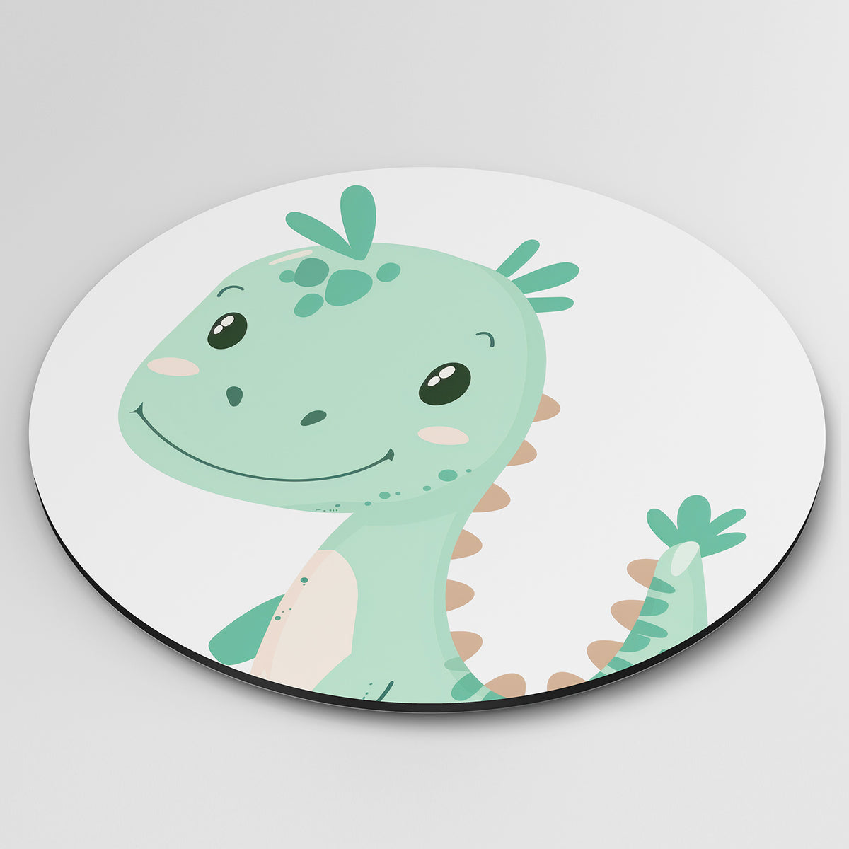 Groene dinosaurus Muurcirkel – detailweergave – Een schattige groene dinosaurus met bruine stekels en een lichte buik op een