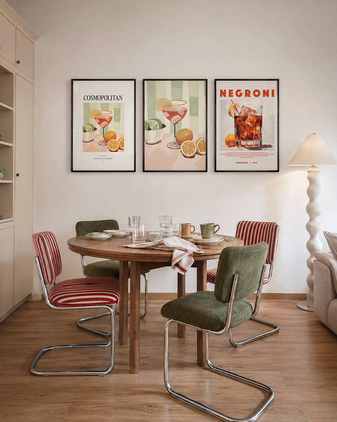 Fruitige cocktailkleuren – een speelse compositie van citrusvruchten en een cocktailglas