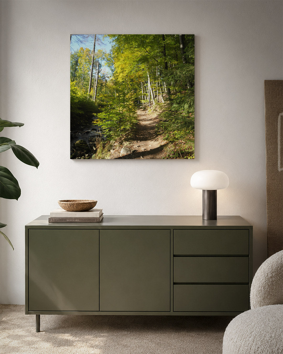 Boswandeling in zonlicht kunstwerk – detailweergave – een boswandeling met zonlicht dat door de bladeren schijnt. De