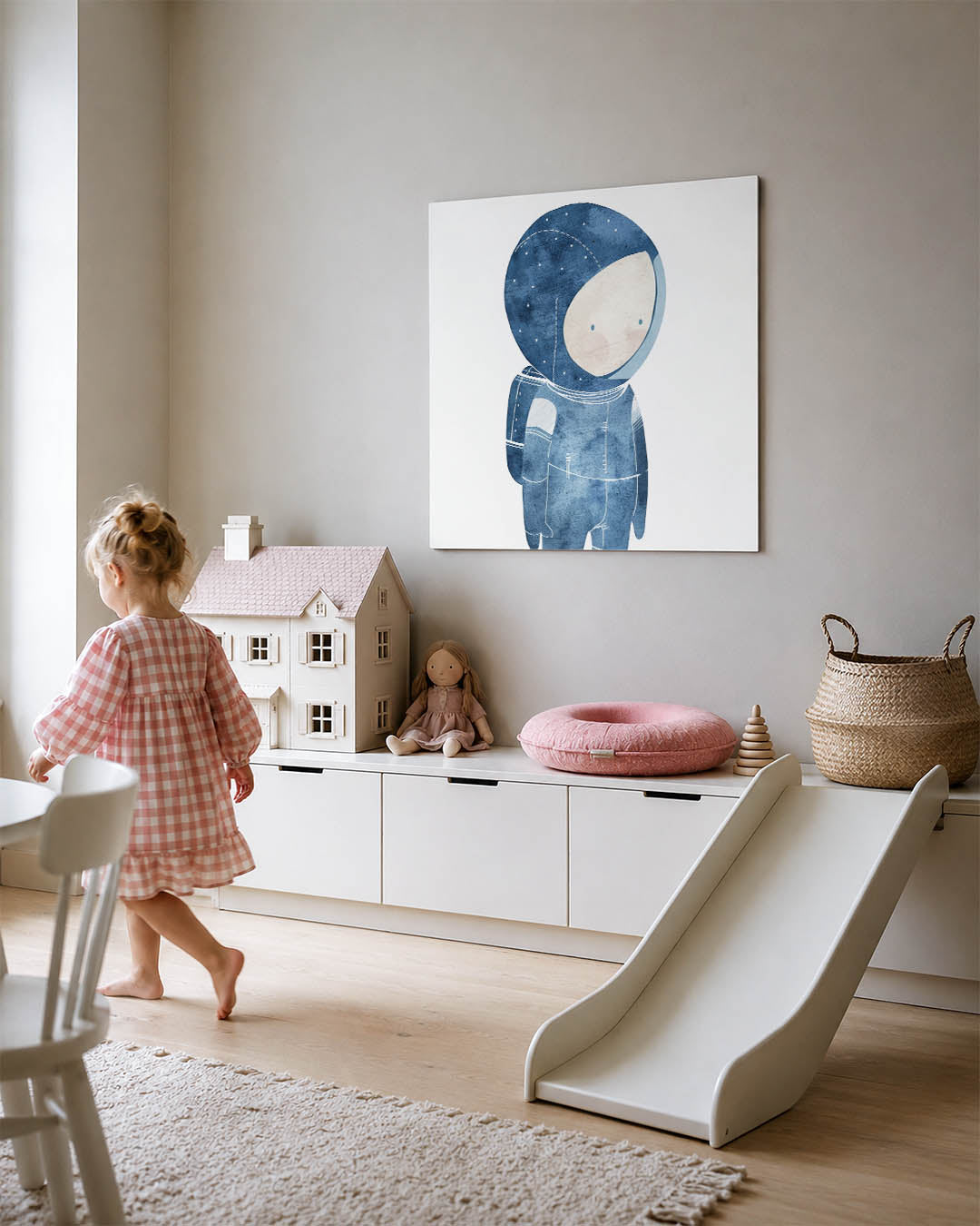 Dromerige ruimtefiguur kunstwerk – tweede productweergave – een speelse figuur in een blauwe ruimtepak met zachte lijnen en