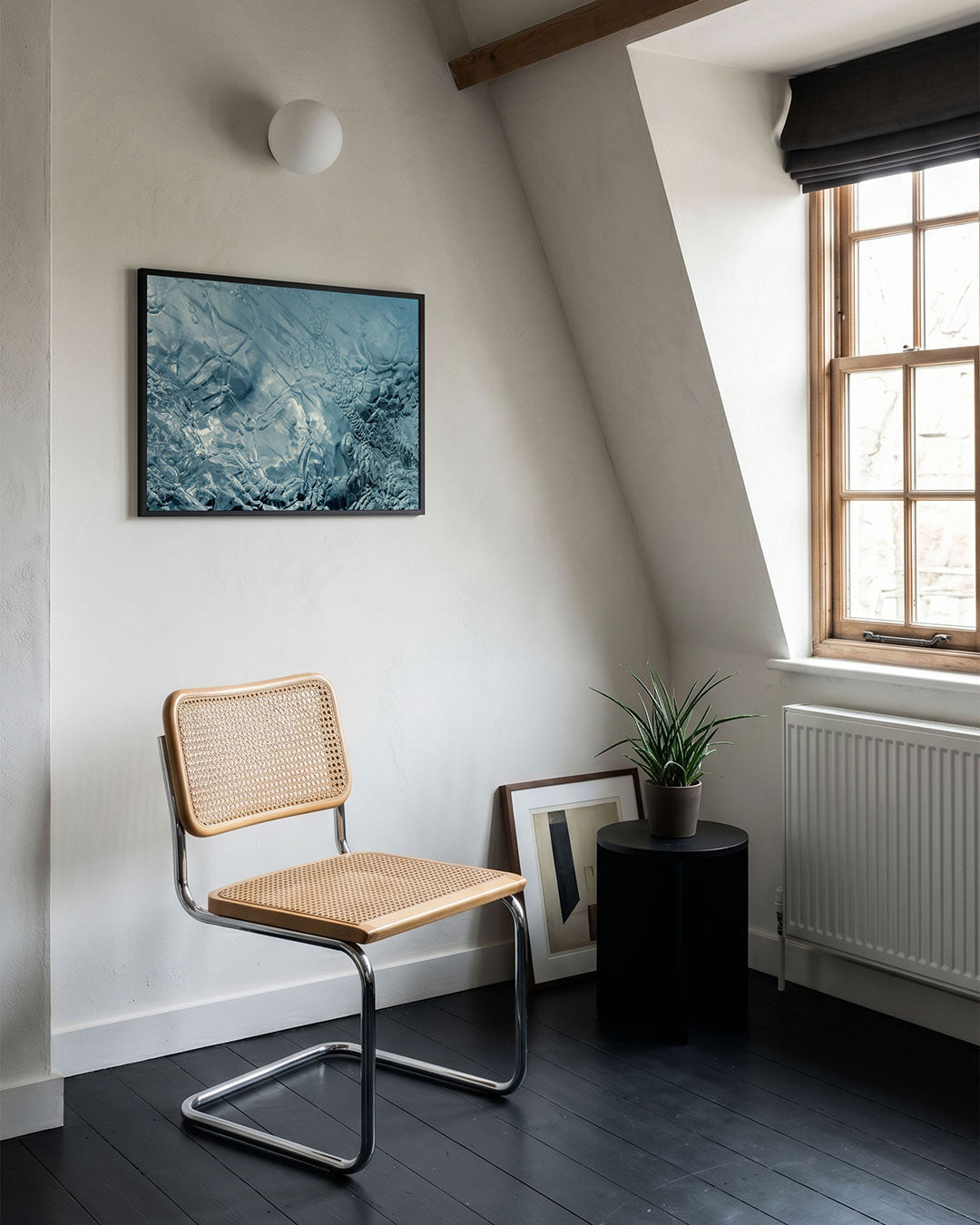 Ijsstructuren poster – tweede productweergave – deze poster toont een intrigerend patroon van ijs met vloeiende lijnen en