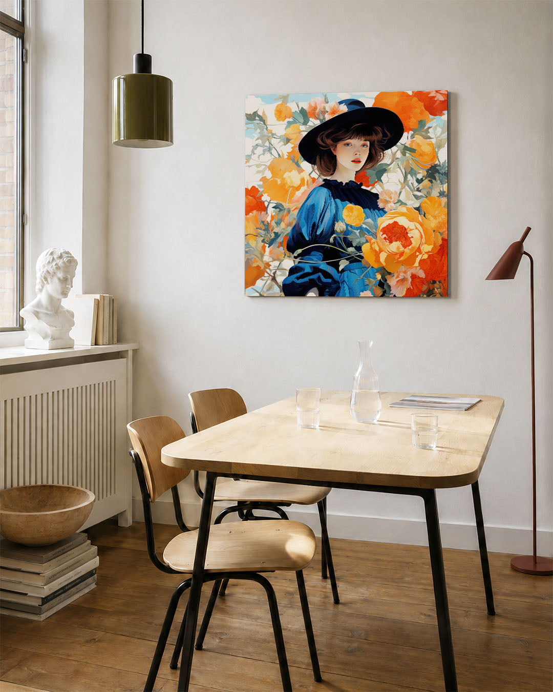 Vrouw met bloemen kunstwerk – vierkante wanddecoratie – een vrouw in een blauwe jurk omringd door levendige oranje bloemen.