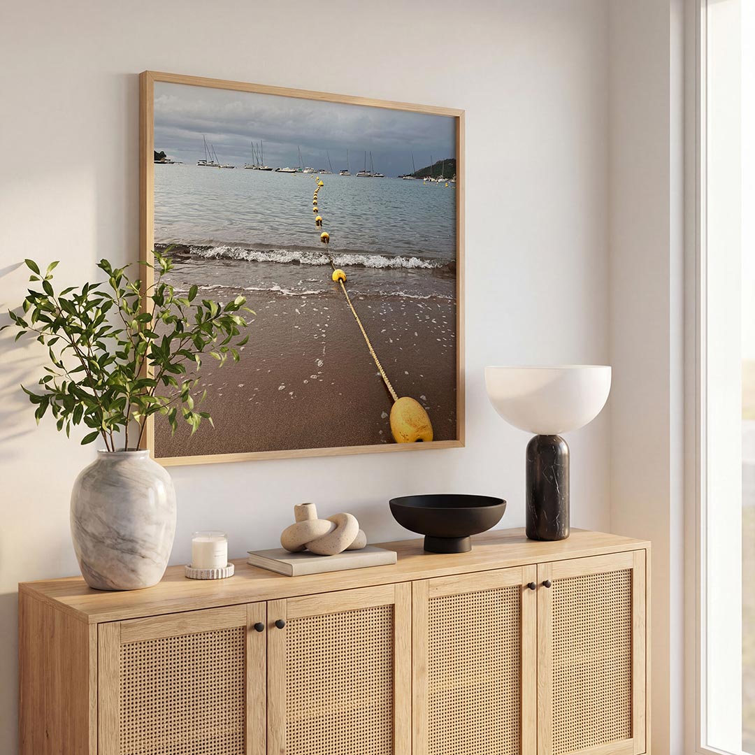 Zee en boeien poster – tweede productweergave – deze poster toont een strand met een lijn van gele boeien die naar de horizon