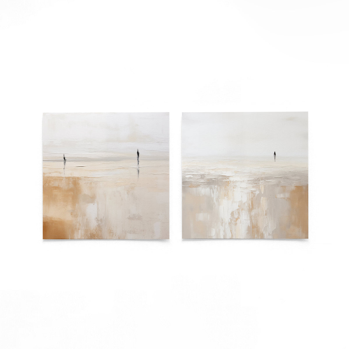 Twee vierkante posters met wandelaar in zand op een gebroken witte achtergrond